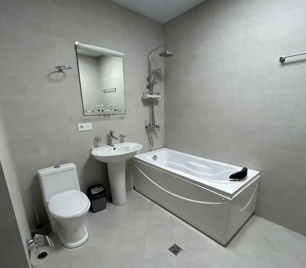 טביליסי Hotel Four Seasons מראה חיצוני תמונה